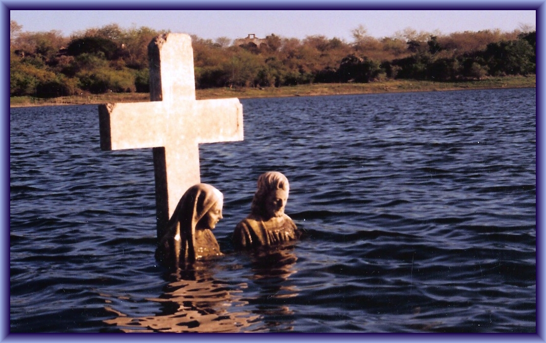 Flooded Graves in Mexico by Flickr User bigdadventures aka David, CC License = Attribution, Noncommercial, Share Alike